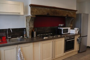 Réfrigérateur, micro-ondes, four, plaque de cuisson