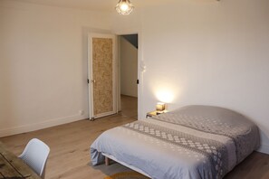 3 chambres, bureau, fer et planche à repasser, lit parapluie