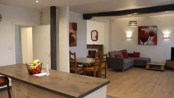 Smart-tv, een open haard en boeken