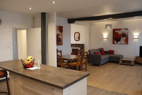 TV connectée, cheminée, livres