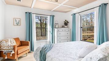 3 bedrooms, in-room safe, desk, iron/ironing board