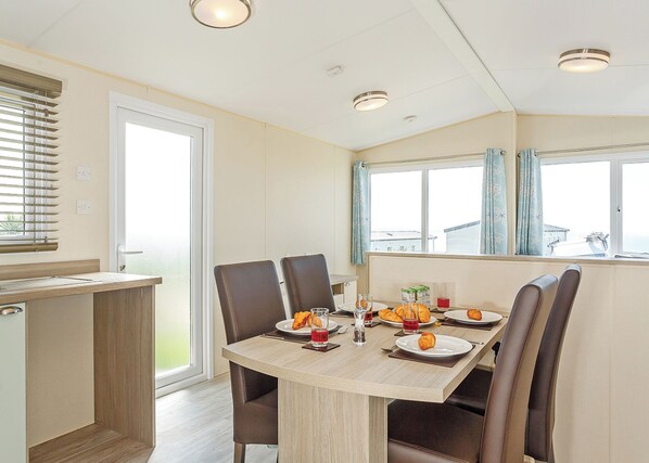 Dining - 2 bedroom accommodation in Sandymouth Bay, Bude (Sandymouth Bay, Bude)