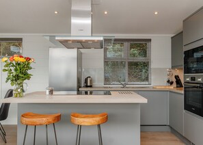 Réfrigérateur, un four, surface de cuisson, lave-vaisselle