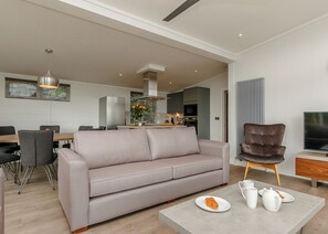 TV - 4 bedroom accommodation in Cheddar (Cheddar)