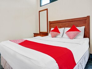 Standard Double Room | Free WiFi, bed sheets - Hotel O 90596 Hotel Griya Astoeti (Cisarua)