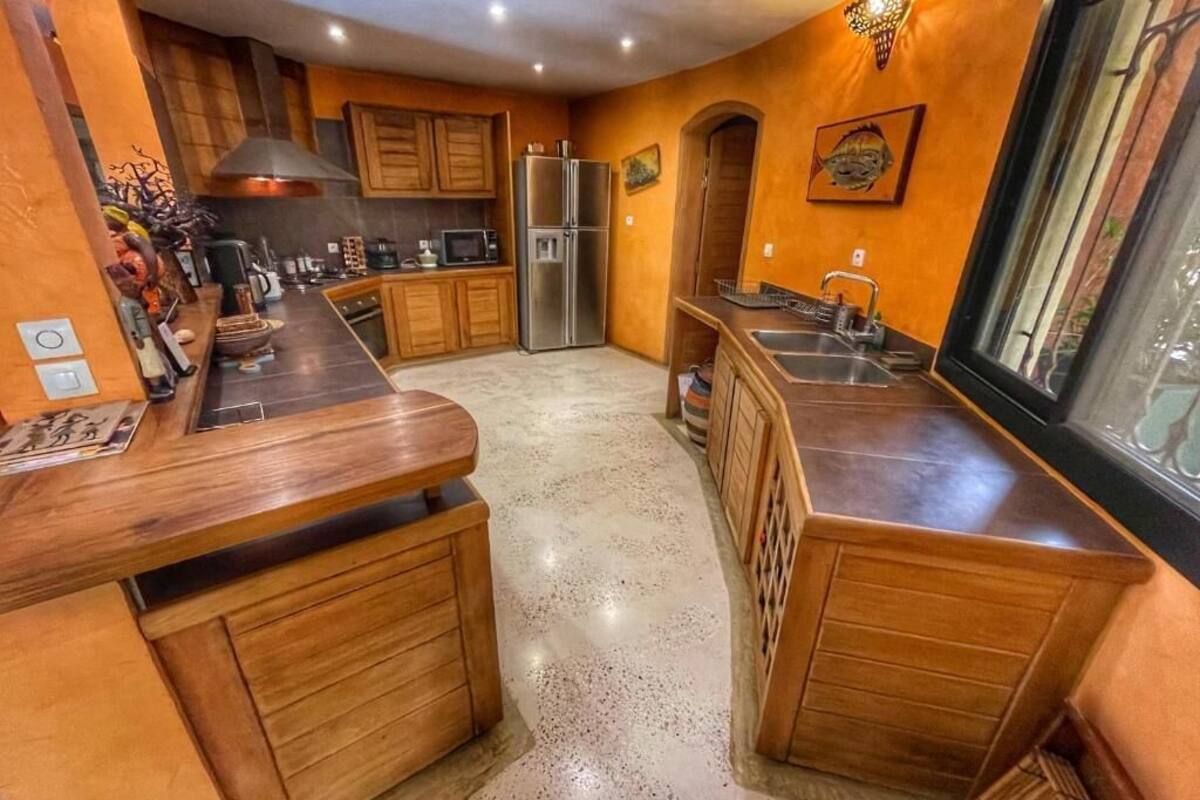 Villa Confort | Cocina privada | Refrigerador, lavavajillas y utensilios de cocina 