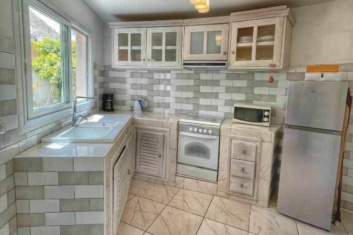 Villa clásica | Cocina privada | Refrigerador, lavavajillas y utensilios de cocina 