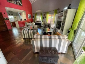 Deluxe Villa | Living area