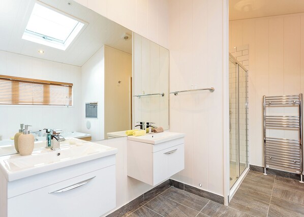 Bathroom - 1 bedroom accommodation in Wootton Bridge, Nr Cowes (Wootton Bridge, Nr Cowes)