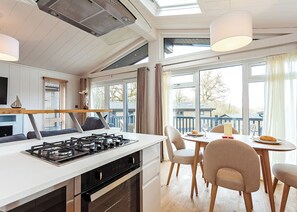 Een koelkast, een oven, een kookplaat, een vaatwasser