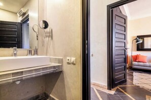 Ducha, secador de pelo, bidet, toallas