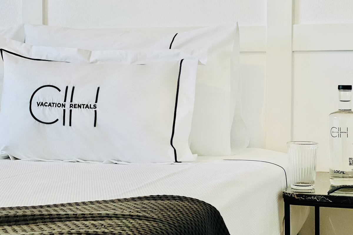 1 bedroom, Egyptian cotton sheets, premium bedding, down comforters