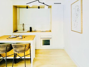 Großer Kühlschrank, Ofen, Herdplatte