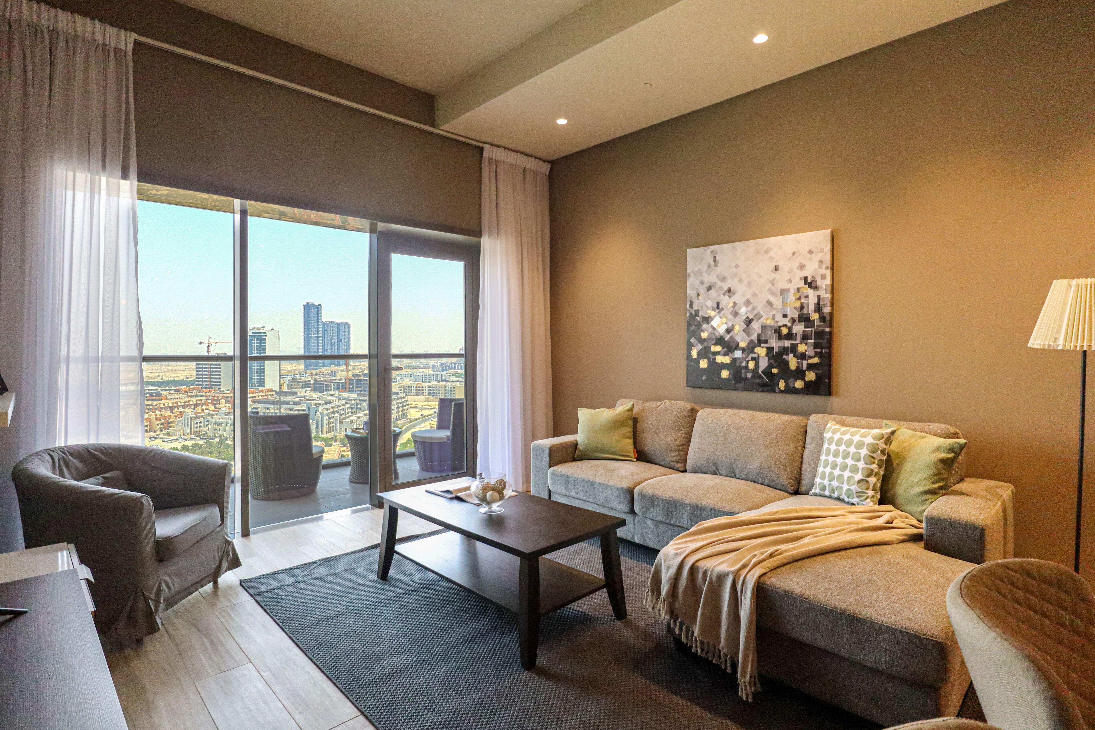 شقة بتصميم مميز | منطقة المعيشة | تلفزيون ذكي بحجم 55-بوصة يعرض قنوات تلفزيونية باشتراك مدفوع، تلفزيون