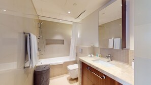 Exclusive Apartment | Bathroom | Combined shower/tub, hair dryer, towels - Blvd Point 910 (Dubai)