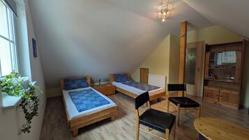 3 bedrooms, in-room safe, desk, free WiFi