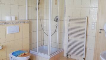 Dusche, Haartrockner, Handtücher, Seife