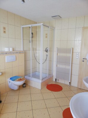 Douche, sèche-cheveux, serviettes fournies, savon