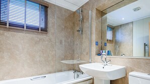 A modern bathroom with a bathtub, a sink, and a shower. - 4 bedroom accommodation in Bewaldeth, Keswick (Bewaldeth, Keswick)