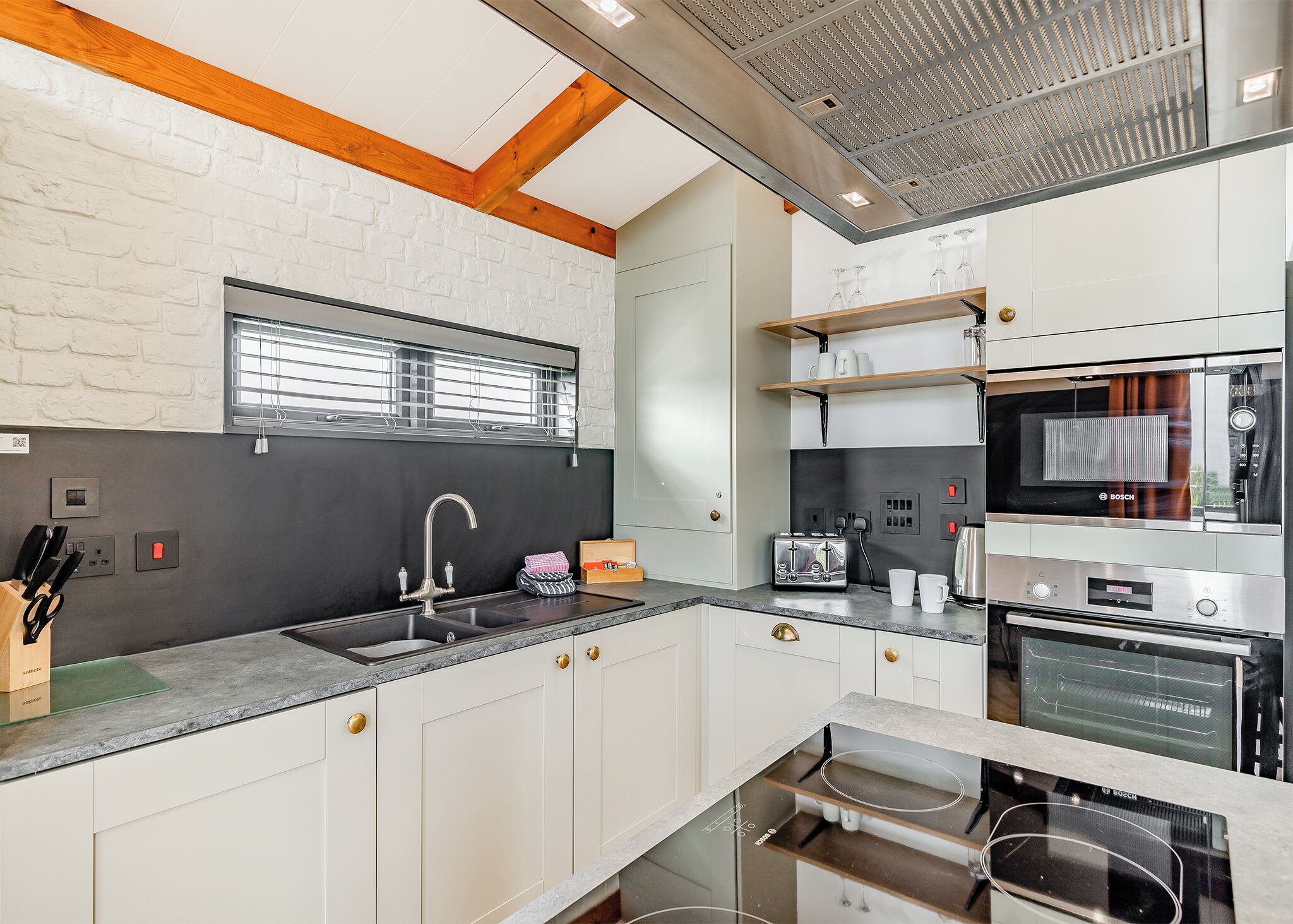 Frigorífico, horno, placa de cocina y lavavajillas