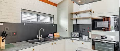 Frigorífico, horno, placa de cocina y lavavajillas
