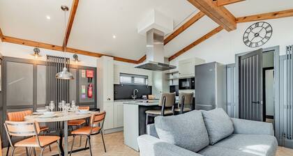 Castleton Premier Lodge
