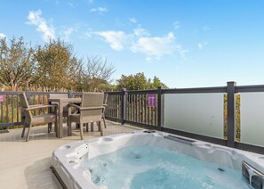 Outdoor dining - Castleton Premier Lodge (Ashbourne)