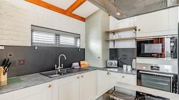 Fridge, oven, stovetop, dishwasher