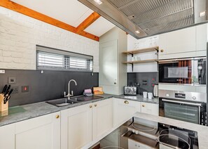 Refrigerador, horno, parrilla de estufa y lavavajillas 