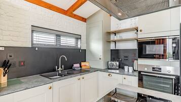 Fridge, oven, stovetop, dishwasher