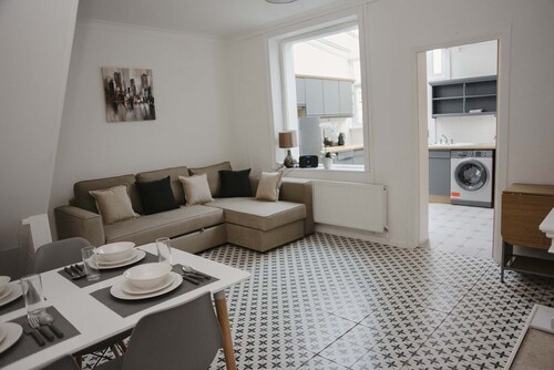 Six Bells Retreat – A Fresh & Spacious Home in the Heart of the Valleys