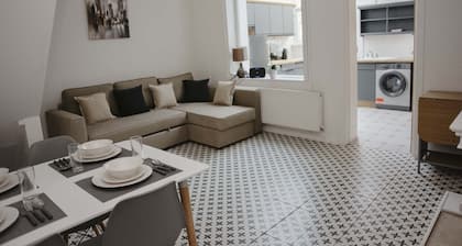 Six Bells Retreat – A Fresh & Spacious Home in the Heart of the Valleys