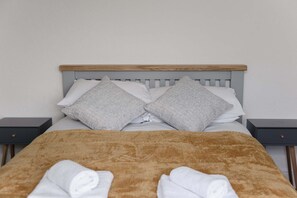 5 bedrooms, WiFi, bed sheets