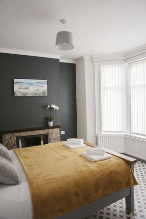 5 bedrooms, WiFi, bed sheets