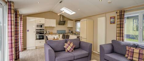 Een koelkast, een oven, een kookplaat, een vaatwasser