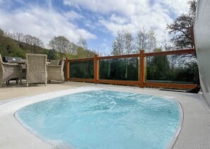 Outdoor dining - Brunel Premier Elegance Lodge 2 (Cheddar)