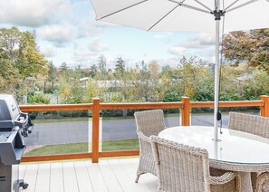 Outdoor dining - Brunel Premier Elegance Lodge 2 (Cheddar)