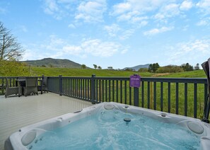 Outdoor spa tub - 2 bedroom accommodation in Bewaldeth, Keswick (Bewaldeth, Keswick)