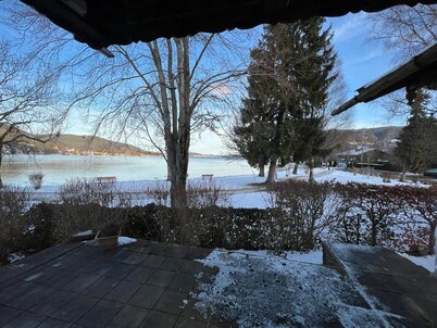 Small apartment for a maximum of 2 people in a unique location directly on the lake