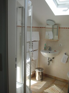 Dusche, Haartrockner, Handtücher, Seife