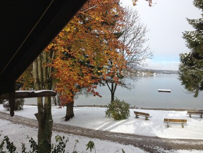 Small apartment for a maximum of 2 people in a unique location directly on the lake