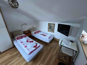 1 sovrum, skrivbord, resesäng och wi-fi