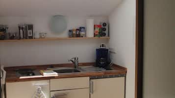 Een koelkast, een microgolfoven, een oven, een kookplaat
