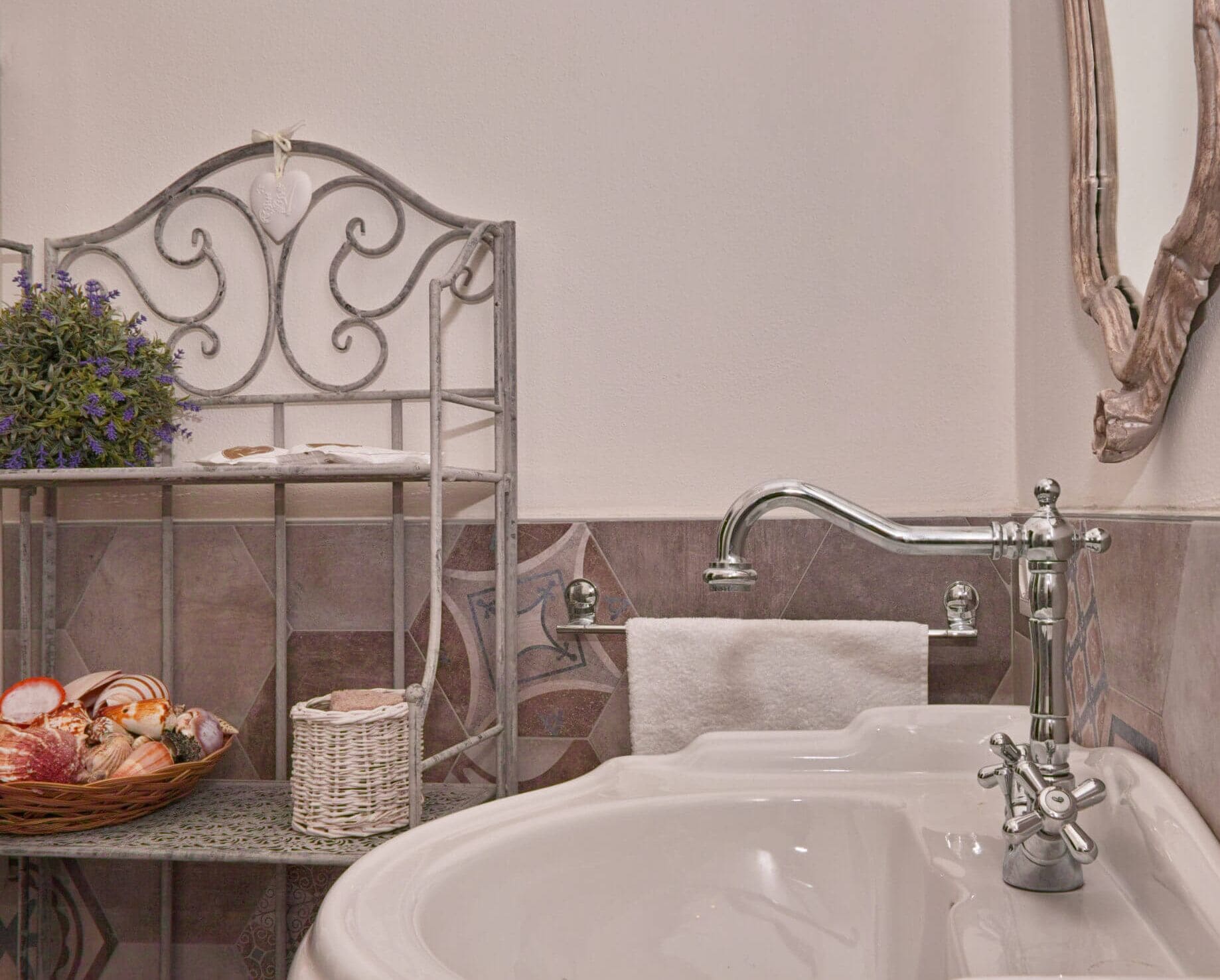 Habitación básica doble | Baño | Regadera, amenidades de baño gratuitas, toallas, jabón 