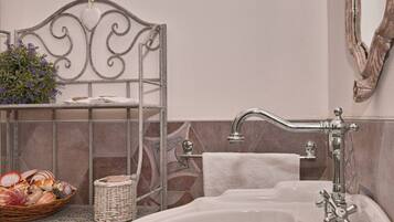 Habitación básica doble | Baño | Regadera, amenidades de baño gratuitas, toallas, jabón