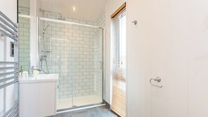 A modern bathroom with a glass shower enclosure, a sink, and a toilet. - 3 bedroom accommodation in Wootton Bridge, Nr Cowes (Wootton Bridge, Nr Cowes)
