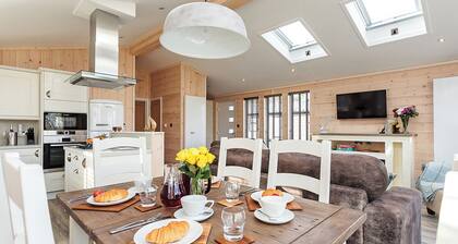 3 bedroom accommodation in Wootton Bridge, Nr Cowes