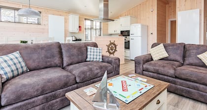 3 bedroom accommodation in Wootton Bridge, Nr Cowes