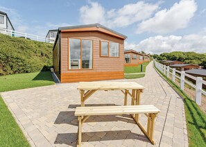 Outdoor dining - 2 bedroom accommodation in Sandymouth Bay, Bude (Sandymouth Bay, Bude)