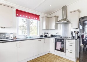 Réfrigérateur, un four, surface de cuisson, grille-pain